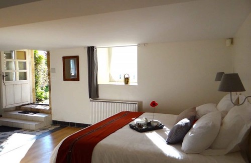Castelnau-de-Mandailles Bed & Breakfast | Independent room with shared pool