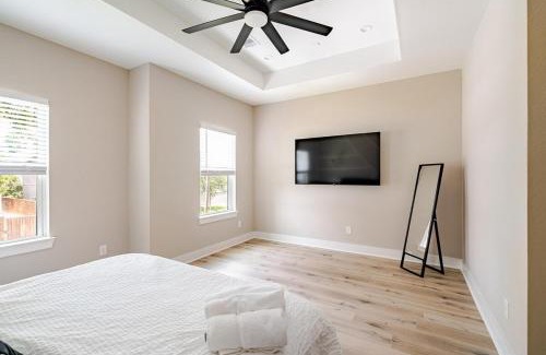 North Houston House | Independence Heights Getaway Brand New & Stylish