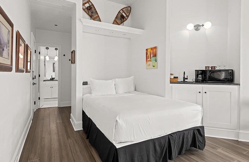 Downtown Hotel | Independence Square 202, Hotel Room Over-looking the Mall and Aspen Mountain