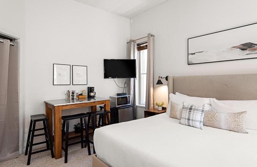 Downtown Hotel | Independence Square 211, Chic Hotel Room with Mountain Views, A/C, & Rooftop Hot Tub