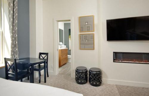 Downtown Hotel | Independence Square 212, Studio with Beautiful Finishes. A+ Location in Downtown Aspen