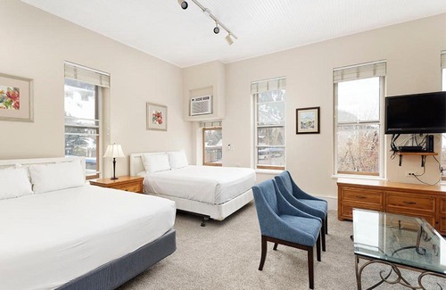 Downtown Hotel | Independence Square 213, Spacious Hotel Room with 2 Queen Beds, Wet Bar, and Sitting Area