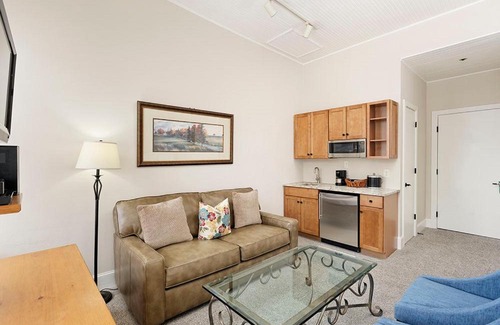 Downtown Hotel | Independence Square 213, Spacious Hotel Room with 2 Queen Beds, Wet Bar, and Sitting Area