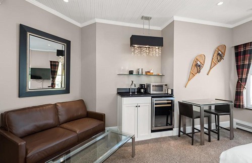 Downtown Hotel | Independence Square 302, Top Floor Stylish Hotel Room with Wet Bar, A/C, in Downtown Aspen