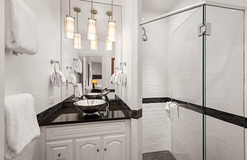 Downtown Hotel | Independence Square 302, Top Floor Stylish Hotel Room with Wet Bar, A/C, in Downtown Aspen