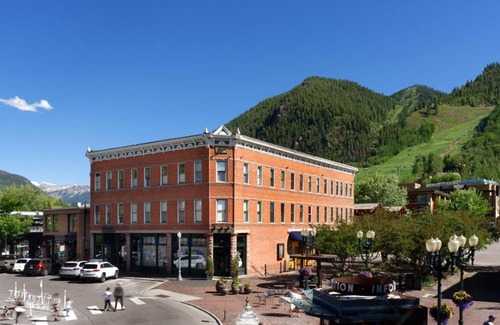 Downtown Hotel | Independence Square 302, Top Floor Stylish Hotel Room with Wet Bar, A/C, in Downtown Aspen