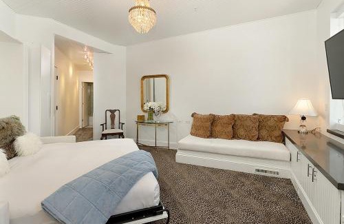 Downtown Hotel | Independence Square 310, Chic, Remodeled Studio w/Great Location in Aspen, A/C, & Kitchenette