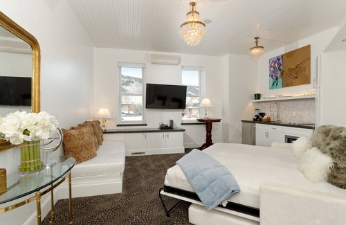 Downtown Hotel | Independence Square Lodge by Frias