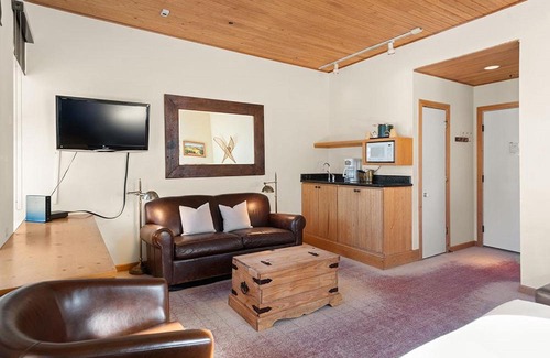 Downtown Hotel | Independence Square Unit 313, Downtown Hotel Room in Aspen with Rooftop Hot Tub