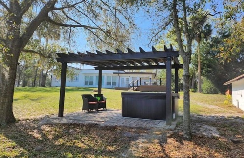 Lake Mary Villa | Independent Clean Guest house lake/kayaks/jacuzzy
