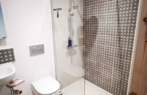 Lyme Regis Apartment | Independent Ensuite Room, Great Location + Parking