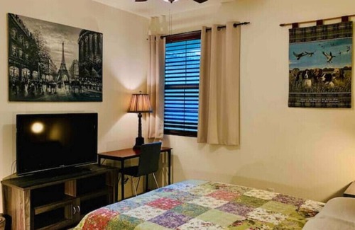 Mira Loma House | Independent Guest Room A with Net TV for Short Stay In A Single Family House