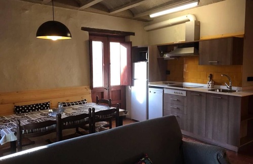 Pardines Cottage | Independent holiday cottage, garden and private barbeque. Pardines Valley.