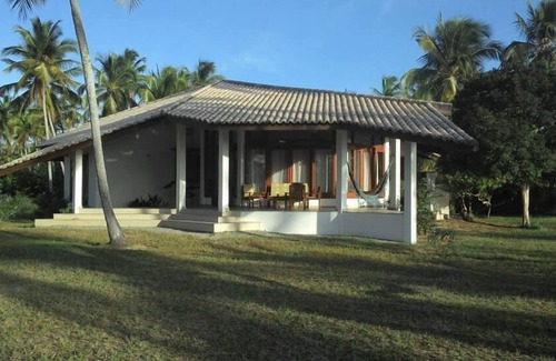 Santa Cruz Cabralia House | independent house in a private residence with pool and direct beach access