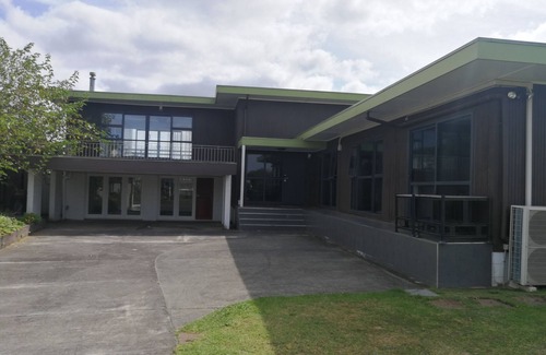 Papatoetoe House | Independent house with amazing view of golf course.nn