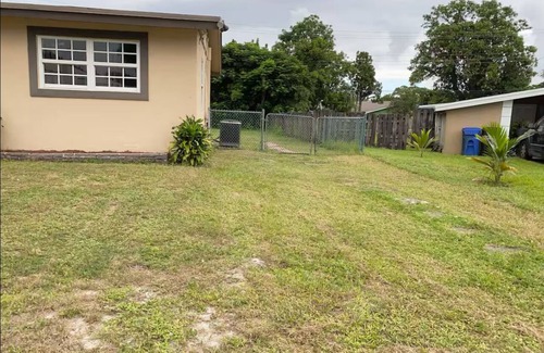 Central Fort Lauderdale Apartment | INDEPENDENT Room w/PRIVATE entrance close to FLL