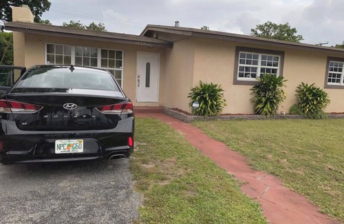 Central Fort Lauderdale Apartment | INDEPENDENT Room w/PRIVATE entrance close to FLL