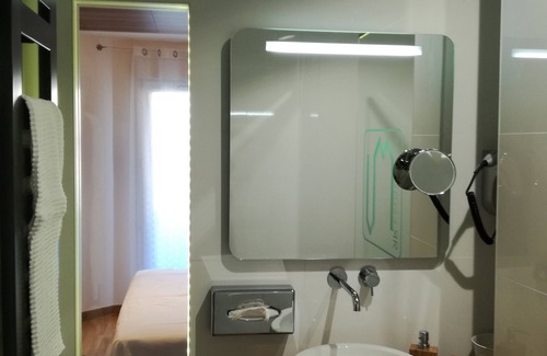 Republique - Tolstoi Bed & Breakfast | Independent room in Villeurbanne-Lyon