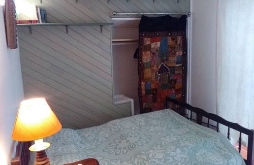 Les Angles House | Independent room with its private bathroom, in a garden near Avignon