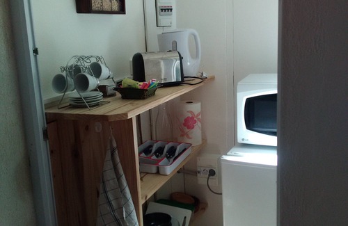 Les Angles House | Independent room with its private bathroom, in a garden near Avignon