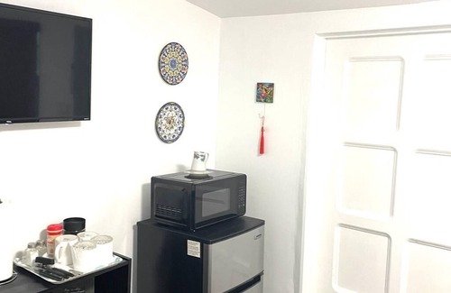Coral Way Apartment | Independent Studio in Little Havana - 4V