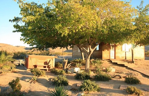Indian Cove Cabin | Indian Cove Ranch, Joshua Tree on the Border of National Park-Hot Tub-Pool-WiFi