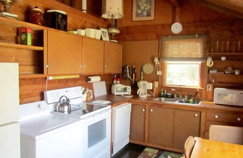 Indian Neck Heights House | Indian Neck Cottage with Beautiful Views (1310)
