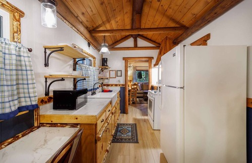 Twin Peaks Hotel | Indian Outpost - Native America Themed | Close to the Pool | Horseshoes