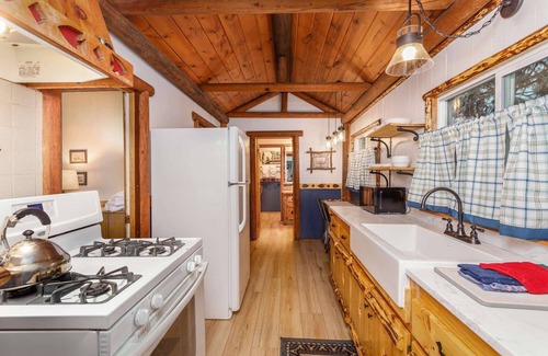 Twin Peaks Hotel | Indian Outpost - Native America Themed | Close to the Pool | Horseshoes