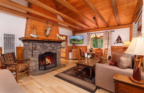 Twin Peaks Hotel | Indian Outpost - Native America Themed | Close to the Pool | Horseshoes