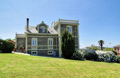 Pinera Villa | Indiana Colonial Style House Villa Auristela