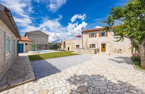 Stokovci Villa | Indigenous House Komez