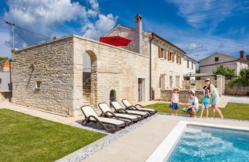 Stokovci Villa | Indigenous House Komez