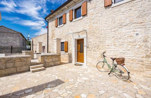 Stokovci Villa | Indigenous House Komez