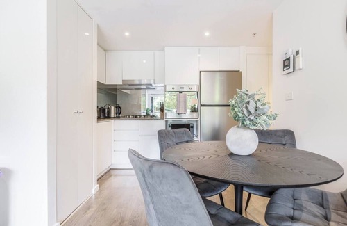 North Melbourne Apartment | Indigo Breeze Explore the Heart of North Melbourne