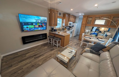 Deltona Lakes Cabin | "Indigo Lodge" Central AC, WiFi. Luxury Italian furniture.Free parking.Quiet.