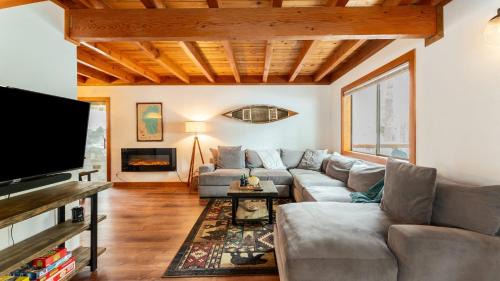 McKinney Estates House | Indigo Owl by AvantStay Cabin w Firepit Minutes to Lake Slopes