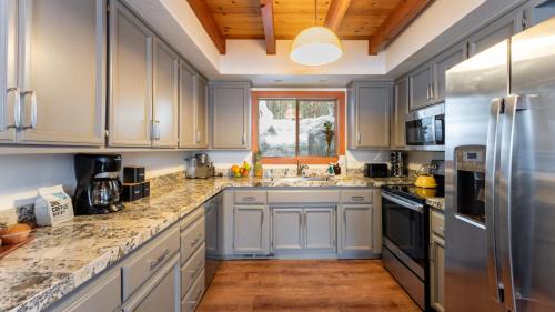 McKinney Estates House | Indigo Owl by AvantStay Cabin w Firepit Minutes to Lake Slopes