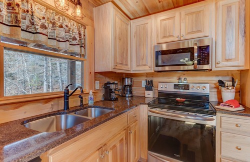 Eagle Mountain Cabin | Indoor Heated Pool - Hot Tub 6 Seater - Fire Pit - Wineries - Pickleball - Gym