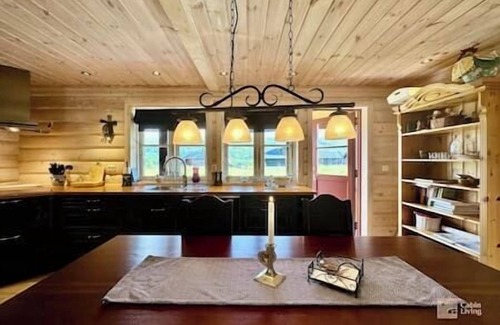 Tyinkrysset Cabin | Indoor hot tub, views & nature, cosy family cabin