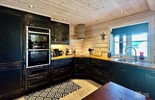 Tyinkrysset Cabin | Indoor hot tub, views & nature, cosy family cabin