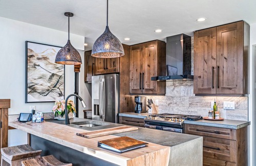 Estes Park Cabin | Indoor/Outdoor Fireplace, Jacuzzi, Heated Bathroom Floors