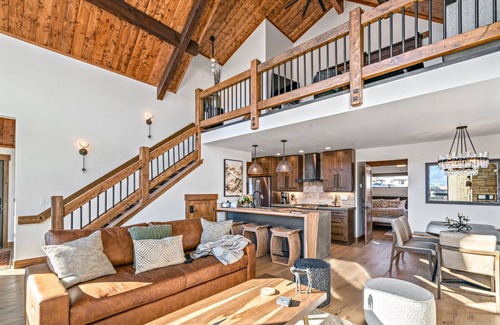Estes Park Cabin | Indoor/Outdoor Fireplace, Jacuzzi, Heated Bathroom Floors