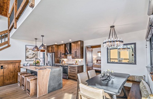 Estes Park Cabin | Indoor/Outdoor Fireplace, Jacuzzi, Heated Bathroom Floors
