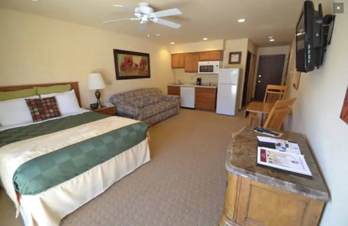 Mishicot Apartment | Indoor, outdoor pool, tennis and golf course