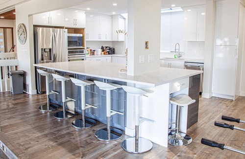 Lower Sumas Mountain House | Indoor pool, central, king bed