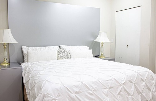 Lower Sumas Mountain House | Indoor pool, central, king bed
