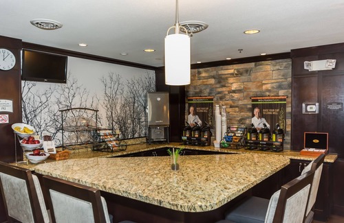 Grand Forks Apartment | Indoor Pool & Hot Tub. Free Breakfast. Walk to University of North Dakota.