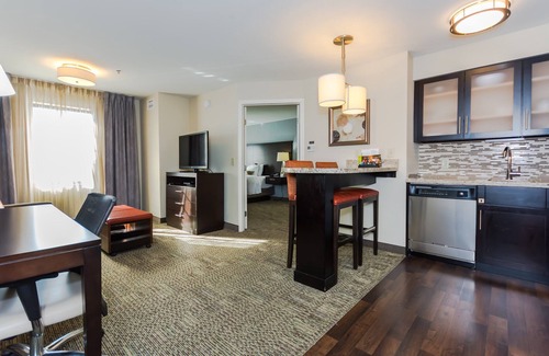 Grand Forks Condo | Indoor Pool & Hot Tub. Free Breakfast. Only 2 Min from University of North Dakota.