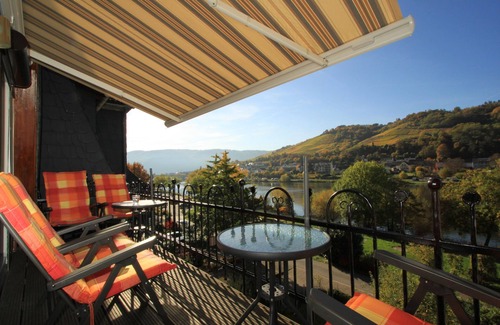 Zell Apartment | Indoor swimming pool, sauna, steam bath daily 2h for single use, directly on the Moselle bank Balcony